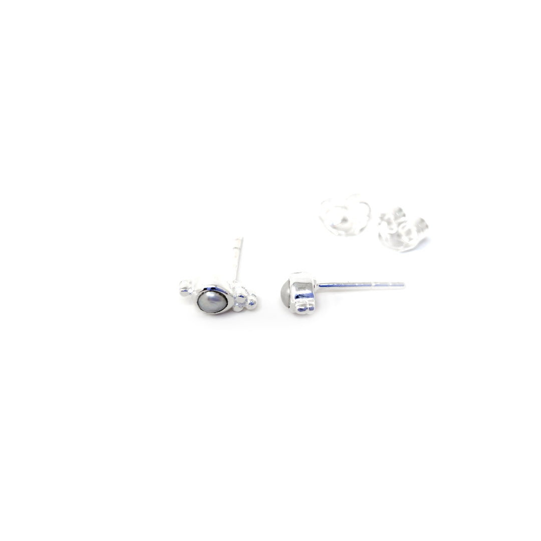 Heirloom Dainty Stud Pearl